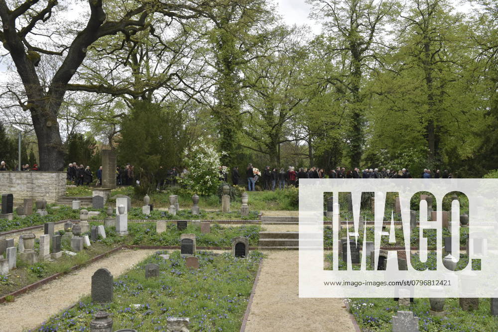 Gedenken an den Musiker Fritz Puppel von der Musikgruppe City, beim Krematorium Berlin-Baumschulenweg, Trauerfeier fuer den Musiker, Berlin Deutschland, Germany