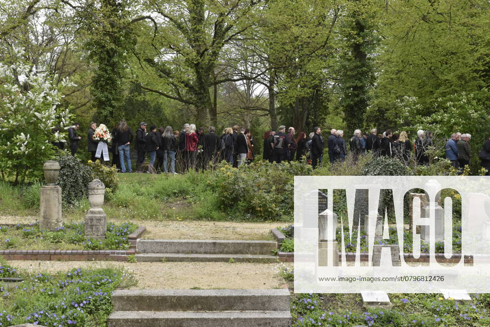 Gedenken an den Musiker Fritz Puppel von der Musikgruppe City, beim Krematorium Berlin-Baumschulenweg, Trauerfeier fuer den Musiker, Berlin Deutschland, Germany