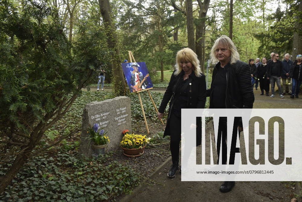 Gedenken an den Musiker Fritz Puppel von der Musikgruppe City, beim Krematorium Berlin-Baumschulenweg, Trauerfeier fuer den Musiker, am Grab Christian Liebig, karat und Ehefrau, Berlin Deutschland, Germany