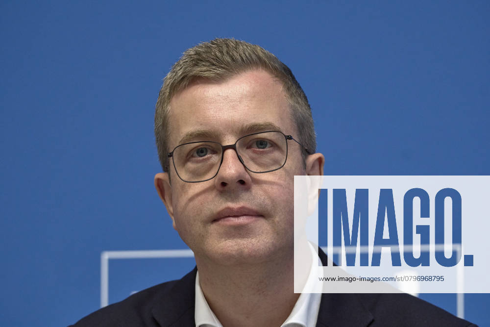 Stefan Evers (Bürgermeister und Senator für Finanzen) bei der Senatspressekonferenz zu ein Jahr grosse Koalition in Berlin Berlin Deutschland, Germany