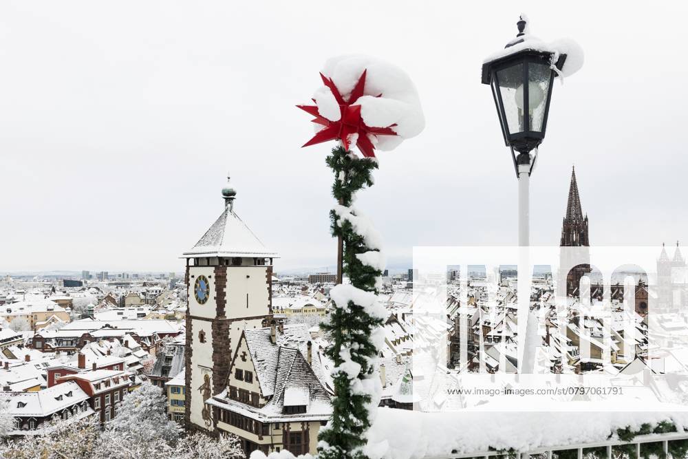 Panorama mit Schnee bedeckten Häusern, Altstadt und Freiburger Münster, Freiburg im Breisgau, Schwarzwald, Baden-Württemberg, Deutschland, Europa Panorama with snow-covered houses, old town and Freiburg Minster, Freiburg im Breisgau, Black Forest, Baden-Württemberg, Germany, Europe