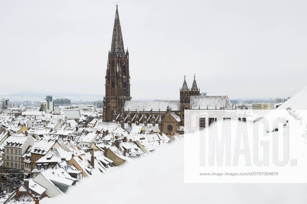 Panorama mit Schnee bedeckten Häusern, Altstadt und Freiburger Münster, Freiburg im Breisgau, Schwarzwald, Baden-Württemberg, Deutschland, Europa Panorama with snow-covered houses, old town and Freiburg Minster, Freiburg im Breisgau, Black Forest, Baden-Württemberg, Germany, Europe