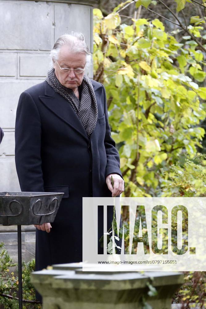 Dimiter Gotscheff, Beerdigung des verstorbenen Theaterregisseur auf dem Dorotheenstaedtischen Friedhof in Berlin, Intendant Frank Castorf am Grab, Berlin Deutschland, Germany