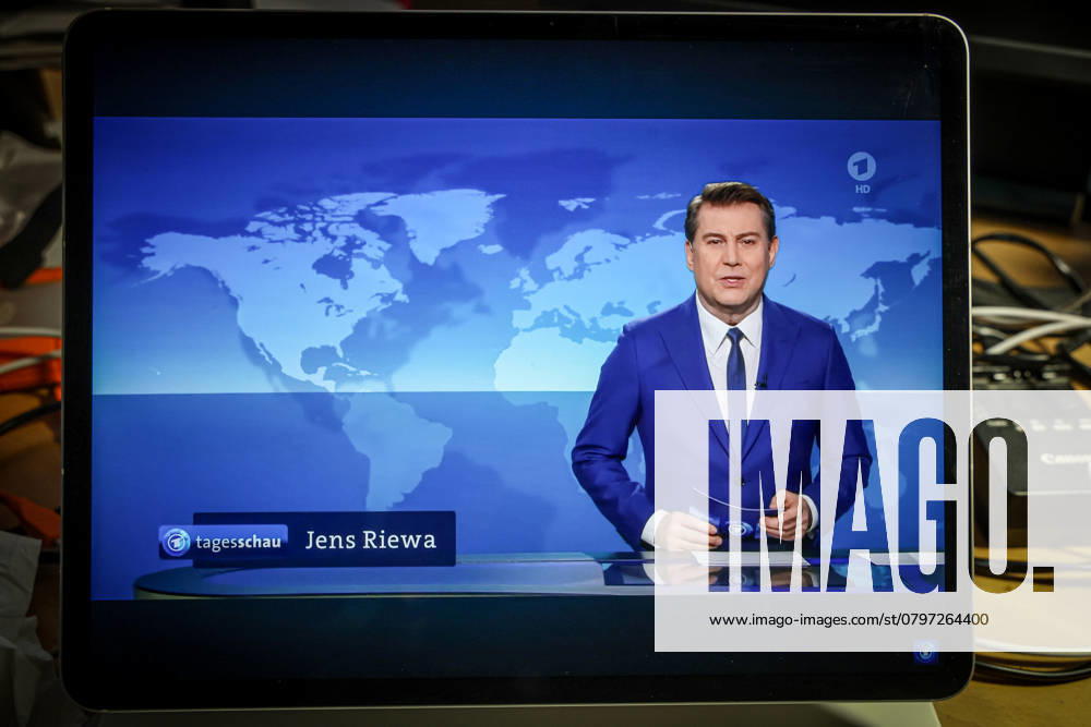 Fernsehen im Internet. Anzeige auf dem Bildschirm eines iPad. Tagesschau Hauptausgabe. Jens Riewa. Sendung vom 19.01.2025