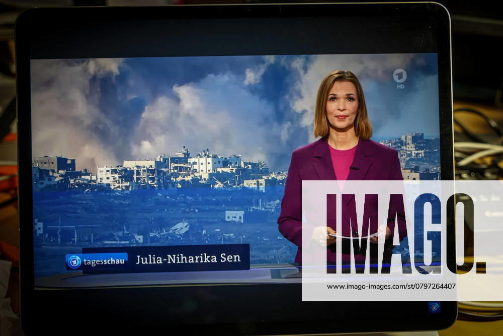 Fernsehen im Internet. Anzeige auf dem Bildschirm eines iPad. Tagesschau Hauptausgabe. Julia-Niharika Sen.