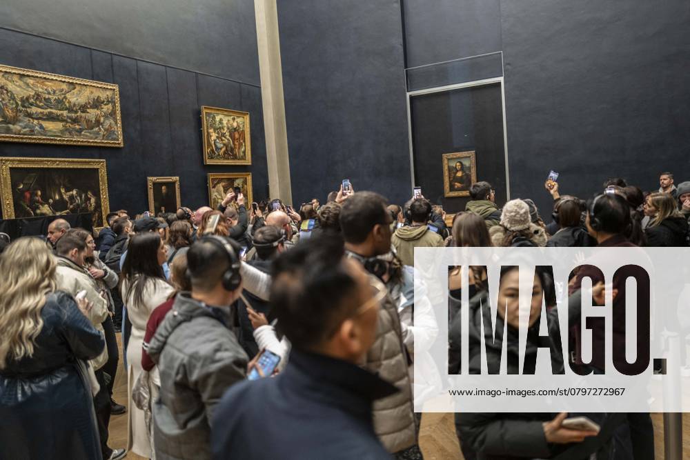 Illustrations Of Louvre Museum Atmosphere - Paris Illustration of tourists waiting and taking pictures with smartphones of the Mona Lisa painting by Italian artist Leonardo da Vinci at the Louvre Museum in Paris, on January 24, 2025 in Paris, France. Photo by Eliot Blondet ABACAPRESS.COM Paris France