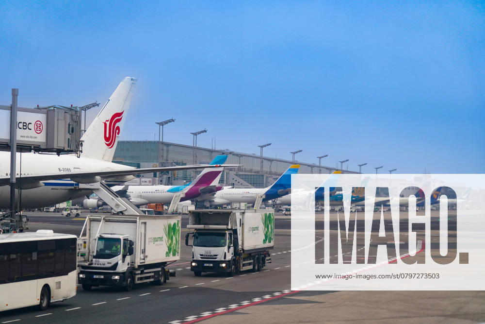 Frankfurt am Main, Deutschland, Europa, Flughafen, Air China, Vietnam Airlines, Lufthansa, Cathay Pacific, Flugverkehr, internationale Airlines, Bodenabfertigung, Logistik, Gate Gourmet, Luftfracht, Flughafenbetrieb, Gepäckabfertigung, Sicherheitskontrollen, Reisetrends, Nachhaltigkeit in der Luftfahrt, COâ‚‚-Ausstoß, Flugpreise, geopolitische Spannungen, Asien-Europa-Verkehr, Lieferketten, wirtschaftliche Globalisierung, Luftfahrtkrise, Flughafenausbau, Streiks in der Luftfahrt