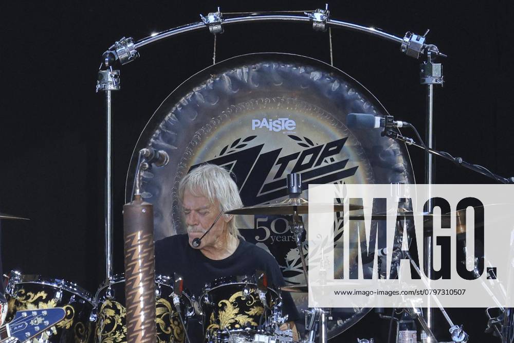 ZZ Top, im Konzert ive in der Zitadelle Spandau, Berlin, mit Billy Gibbons, Elwood Francis, Schlagzeuger Frank Beard, Berlin