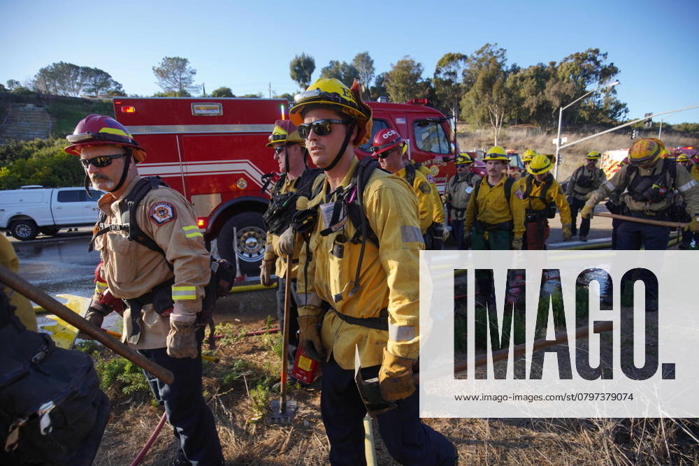 Firefighters arrive at the fire scene. The Gilman Fire began at the La Jolla community of San Diego, California, on January 23rd around 2 PM, burning approximately three acres of land. The San Diego Fire Department, along with assistance from neighboring city fire departments, responded swiftly and managed to control the wildfire within an hour. As a precaution, an evacuation order was issued, and the San Diego Police Department temporarily shut down Gilman Drive to ensure public safety. San Diego United States - ZUMAn Sa 20250123_aaa_s197_376