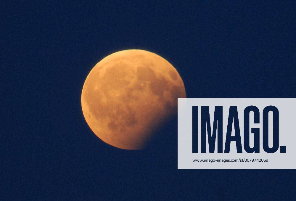Partielle Mondfinsternis Mond mit Schatten gegen 21Uhr05 in Berlin Mitte.