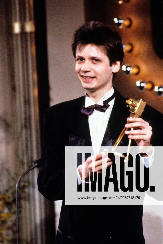 Die Goldene Kamera 1988, Verleihung am 18. Februar 1989 im Verlagshaus der Axel Springer GmbH in Berlin, Preisträger Günther Jauch mit seiner Trophäe als Bester Moderator für Na siehste!