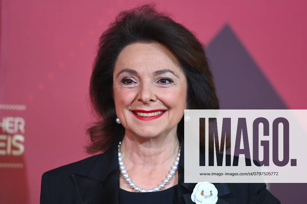 Uschi Daemmrich von Luttitz (Moderatorin),, Einzelbild,angeschnittenes Einzelmotiv,Portraet,Portrait,Porträt. Roter Teppich,Red Carpet,Bayerischer Filmpreis 2024 am 24.01.2025 im Prinzregententheater in Muenchen.
