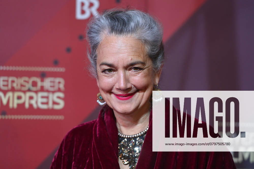 Irina WANKA (Schauspielerin), Einzelbild,angeschnittenes Einzelmotiv,Portraet,Portrait,Porträt. Roter Teppich,Red Carpet,Bayerischer Filmpreis 2024 am 24.01.2025 im Prinzregententheater in Muenchen.
