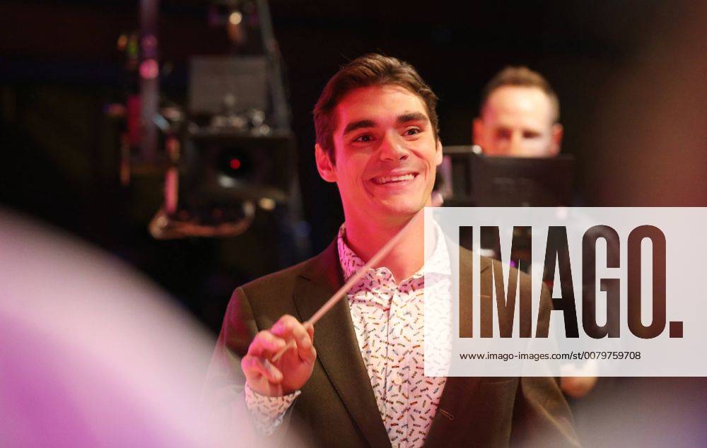 Actor RJ Mitte of Breaking Bad fame, conducts a childrens choir during the taping of Shriners Hospitals network holiday commercials in St. Louis on August 9, 2017. SLP2017080905 BILLxGREENBLATT