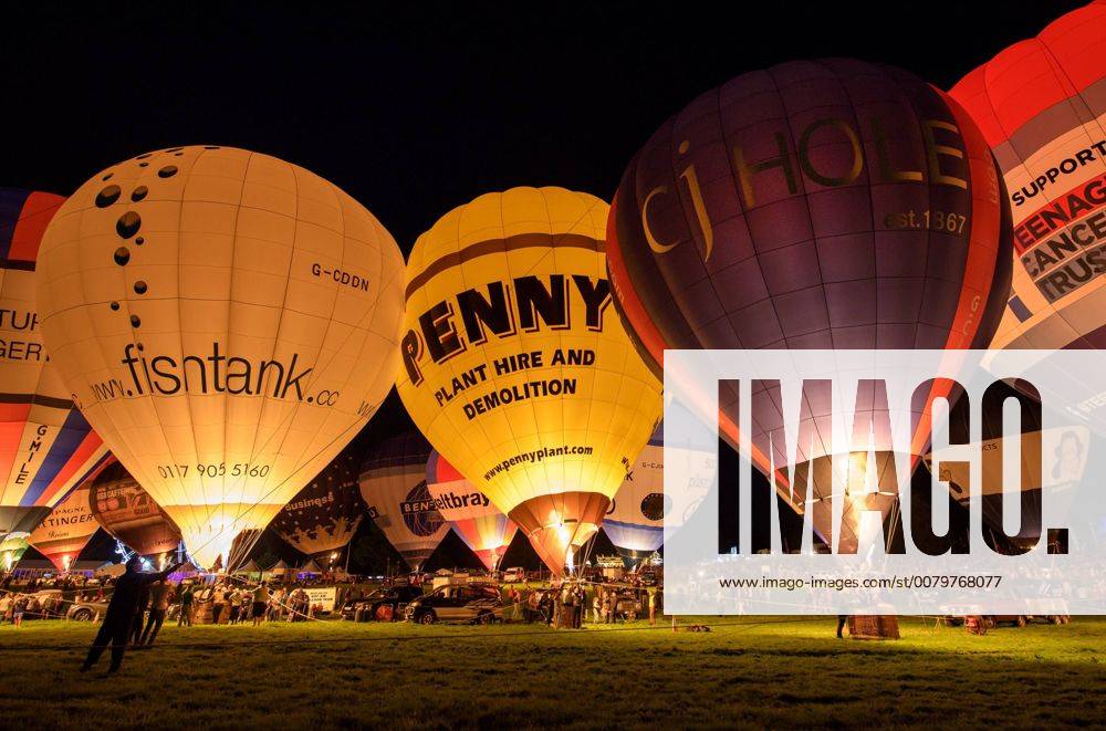 Bristol, Bristol, UK - Bristol, UK. Bristol International Balloon Fiesta 2017. The Nightglow. Balloons inflate for the crowds and use their gas burners to light up the balloon canopies, set to music. Picture credit : LNP Bristol UK - ZUMAl94_ 20170810_zaf_l94_074