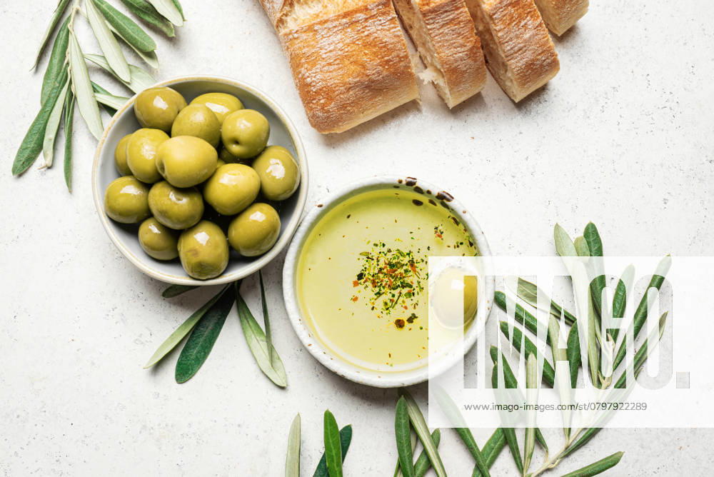 Olivenöl mit Oliven und Brot Olivenöl mit Oliven und Brot