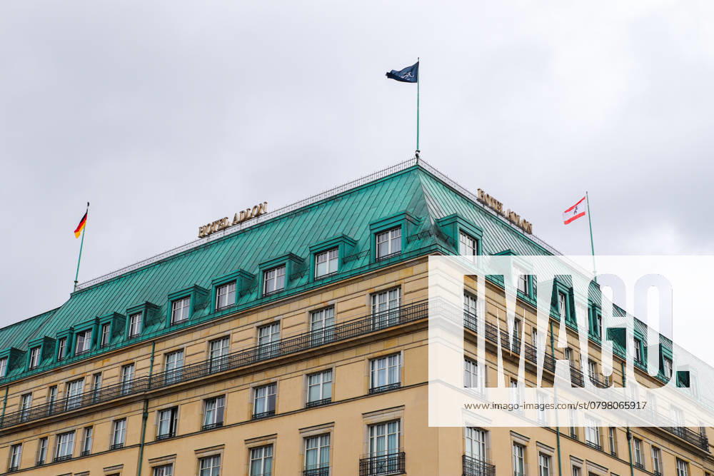 Berlin, Deutschland - 03. Oktober 2024: Hotel Adlon Kempinski weht die deutsche Flagge in Berlin, Deutschland