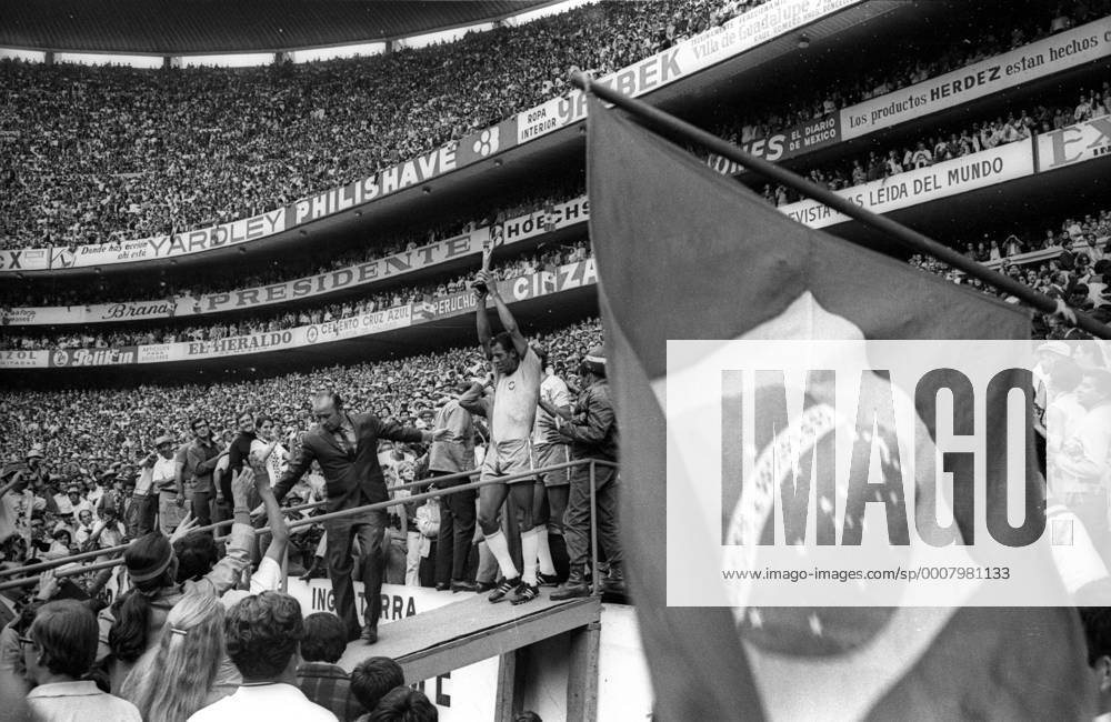 Carlos Alberto (Brasilien) präsentiert als Weltmeister 1970 den Coupe Jules Rimet Siegerehrung Sieg Weltmeister Fahne, Nationalfahne Pokal Trophäe Objekte Aufmacher
