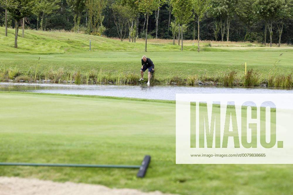 Johannes B. Kerner auf der Suche nach seinem Golfball beim 10. GRK Golf Charity Masters 2017 in der Golfanlage Golfclub Leipzig im Golfresort Machern. Leipzig, 19.08.2017 Foto:xS.xGabschx xFuturexImage