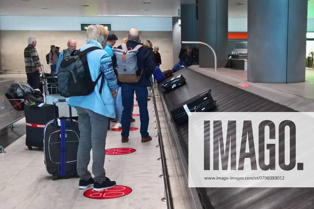 Flughafen. Ein Kofferband bzw Gepäckband ist ein Laufband, auf dem an Flughäfen das Reisegepäck ausgegeben wird