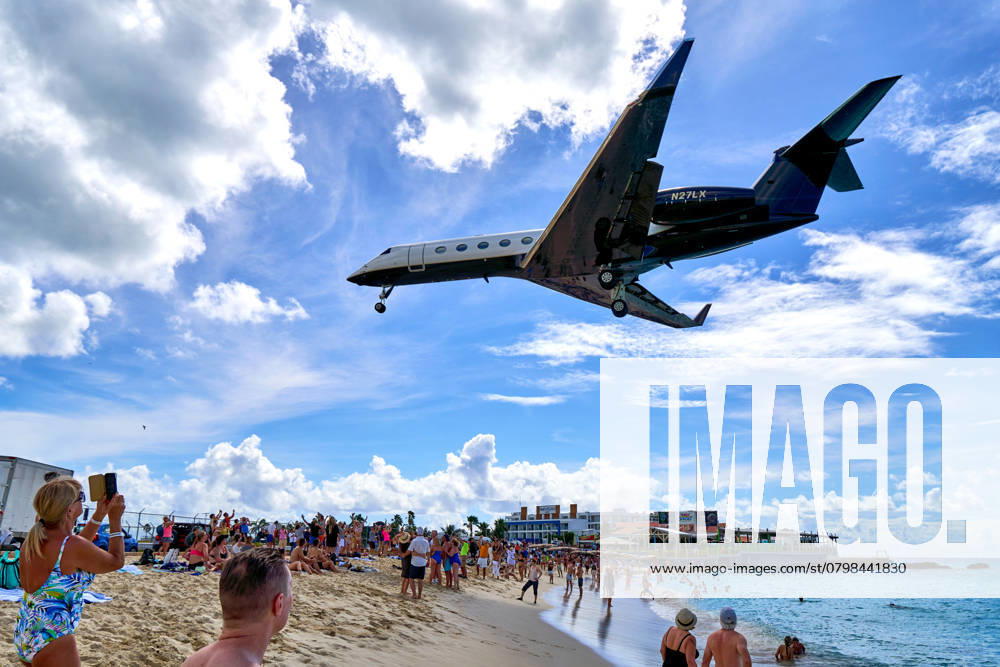 Eine Gulfstream G650 mit der Kennung N27LX fliegt spektakulär tief über den berühmten Maho Beach in Sint Maarten und bereitet sich auf die Landung am Princess Juliana International Airport vor