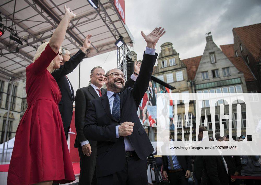 (L-r) Manuela Schwesig, Ministerpraesidentin von Mecklenburg-Vorpommern, Bremens Erster Buergermeister Carsten Sieling, Niedersachsens Ministerpraesident Stephan Weil und SPD-Kanzlerkandidat und Bundesvorsitzende Martin Schulz, aufgenommen im Rahmen der Wahlkampfkundgebung der SPD am 21.08.2017, Bremen. Bremen Deutschland