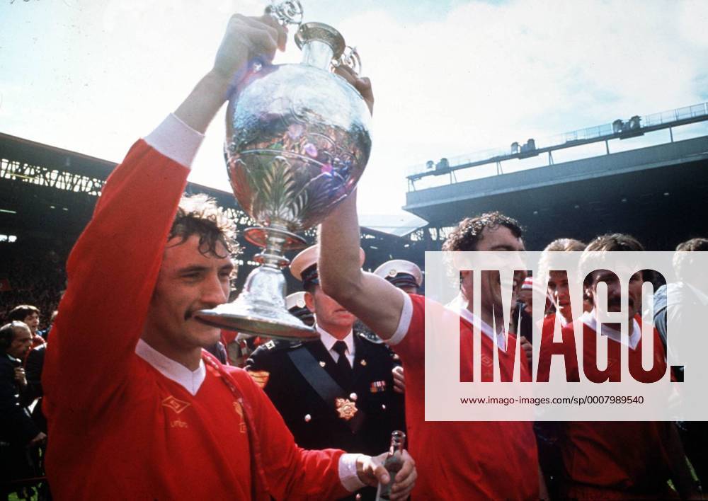 Ray Kennedy and Terry McDermott celebrate with the League Championship trophy. Liverpool FC. Football 1976 77 season. o0 Meister Meisterschaft Meisterfeier
