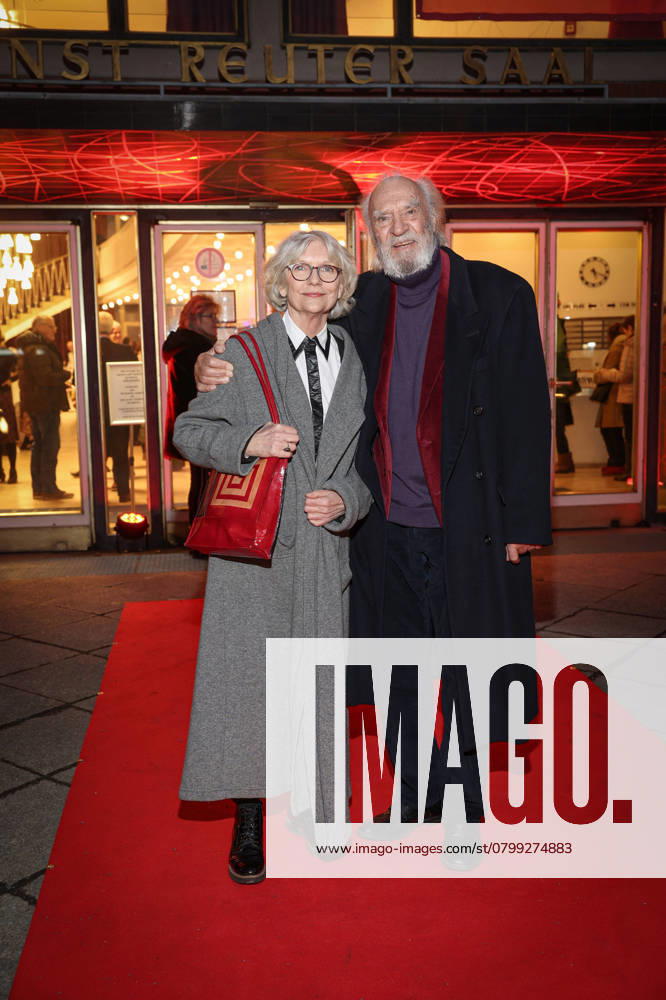Premiere von KEINER HAT GESAGT, DASS DU AUSZIEHEN SOLLST Achim Wolff mit Ehefrau Rita Feldmeier Berliner Premiere von KEINER HAT GESAGT, DASS DU AUSZIEHEN SOLLST von Nick Hornby in der Komödie am Kurfürstendamm im Ernst-Reuter-Saal in Berlin Reinickendorf