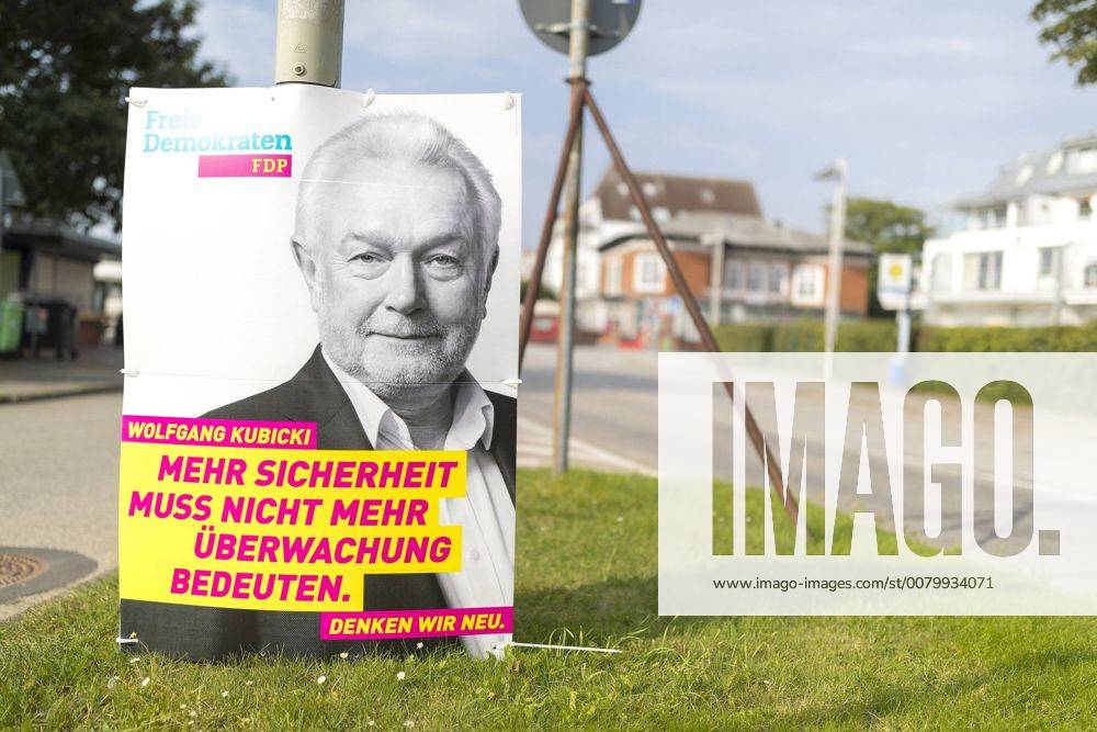 Ein Wahlplakat vom FDP-Politiker Wolfgang Kubicki mit der Aufschrift Mehr Sicherheit muss nicht mehr Ueberwachung bedeuten. Wahlplakate in Luebeck und Umgebung, Themenbild, Symbolbild, 30.08.17 Travemuende (Luebeck) Schleswig-Holstein Germany