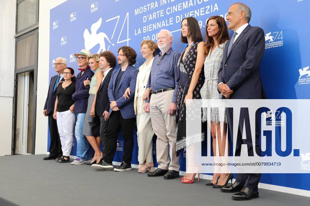 Foto IPP Daniele Cifala 30 08 2017 74 th Mostra Internazionale d Arte Cinematografica Festival del Cinema di Venezia photocall giuria nella foto : i componenti della giuria tra il presidente della mostra Paolo Baratta e il direttore Alberto Barbera 0