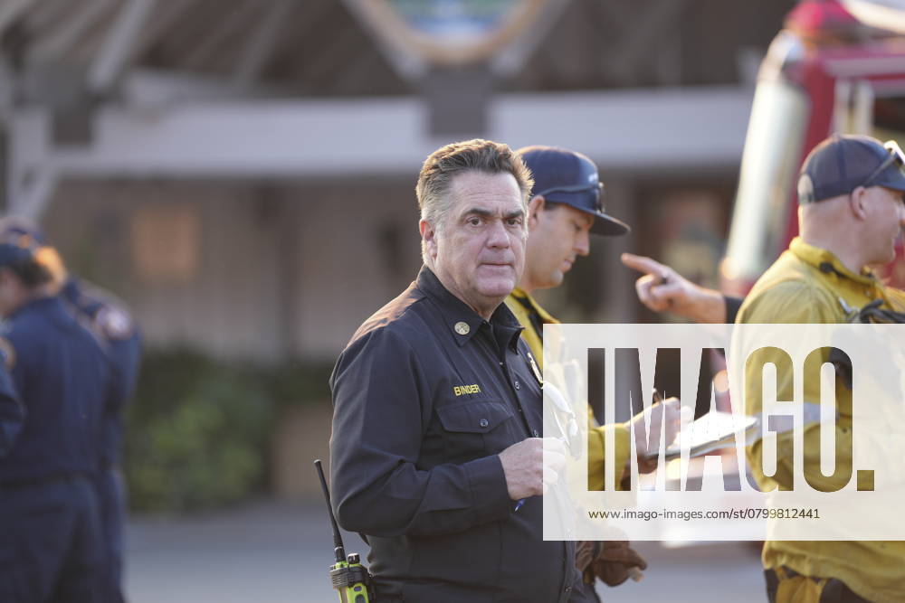 Los Angeles County Fire Department Battalion Chiefs JOSHUA BINDER calls a captains meeting with his firefighters to coordinate their containment effort for the Palisades Fire at Duke s Malibu. Los Angeles USA - ZUMA 20250110_mda_j180_895