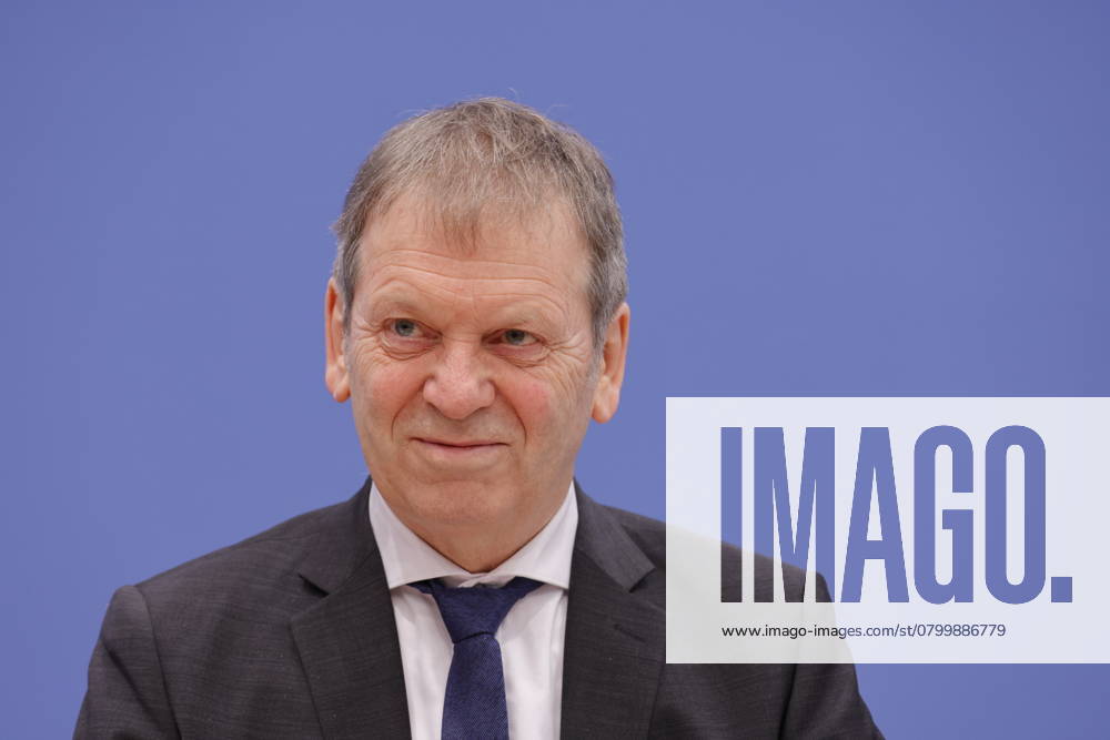 Prof. Dr. Hans-Martin Henning, Vorsitzender Expertenrat für Klimafragen (ERK), Leiter des Fraunhofer-Instituts für Solare Energiesysteme (ISE), Deutschland, Berlin, Bundespressekonferenz, Thema: Veröffentlichung des Zweijahresgutachtens zum Stand der Klimapolitik in Deutschland