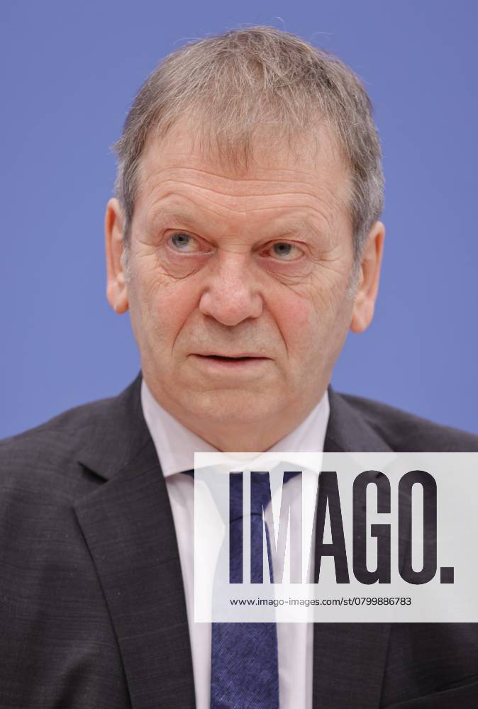 Prof. Dr. Hans-Martin Henning, Vorsitzender Expertenrat für Klimafragen (ERK), Leiter des Fraunhofer-Instituts für Solare Energiesysteme (ISE), Deutschland, Berlin, Bundespressekonferenz, Thema: Veröffentlichung des Zweijahresgutachtens zum Stand der Klimapolitik in Deutschland