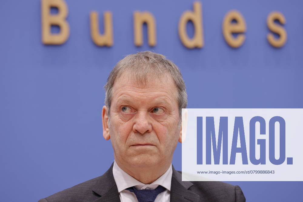 Prof. Dr. Hans-Martin Henning, Vorsitzender Expertenrat für Klimafragen (ERK), Leiter des Fraunhofer-Instituts für Solare Energiesysteme (ISE), Deutschland, Berlin, Bundespressekonferenz, Thema: Veröffentlichung des Zweijahresgutachtens zum Stand der Klimapolitik in Deutschland