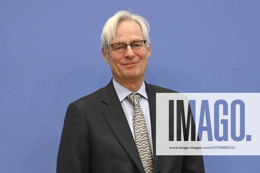 Thomas Heimer bei der Bundespressekonferenz zur Veröffentlichung des Zweijahresgutachtens zum Stand der Klimapolitik in Deutschland im Haus der Bundespressekonferenz. Berlin