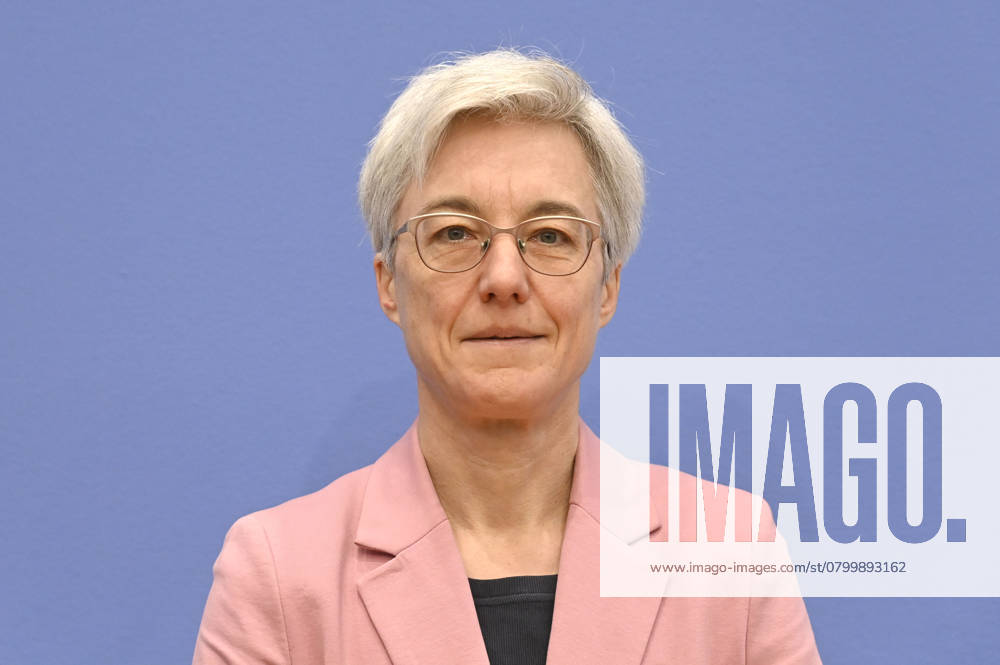 Brigitte Knopf bei der Bundespressekonferenz zur Veröffentlichung des Zweijahresgutachtens zum Stand der Klimapolitik in Deutschland im Haus der Bundespressekonferenz. Berlin