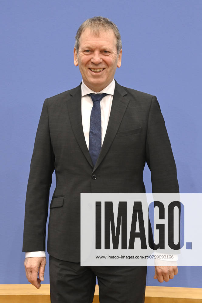 Hans-Martin Henning bei der Bundespressekonferenz zur Veröffentlichung des Zweijahresgutachtens zum Stand der Klimapolitik in Deutschland im Haus der Bundespressekonferenz. Berlin