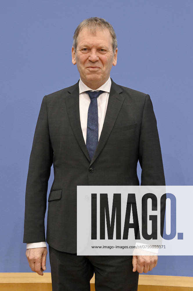 Hans-Martin Henning bei der Bundespressekonferenz zur Veröffentlichung des Zweijahresgutachtens zum Stand der Klimapolitik in Deutschland im Haus der Bundespressekonferenz. Berlin
