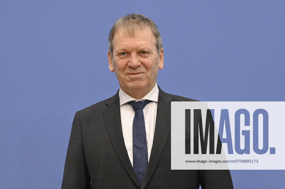 Hans-Martin Henning bei der Bundespressekonferenz zur Veröffentlichung des Zweijahresgutachtens zum Stand der Klimapolitik in Deutschland im Haus der Bundespressekonferenz. Berlin