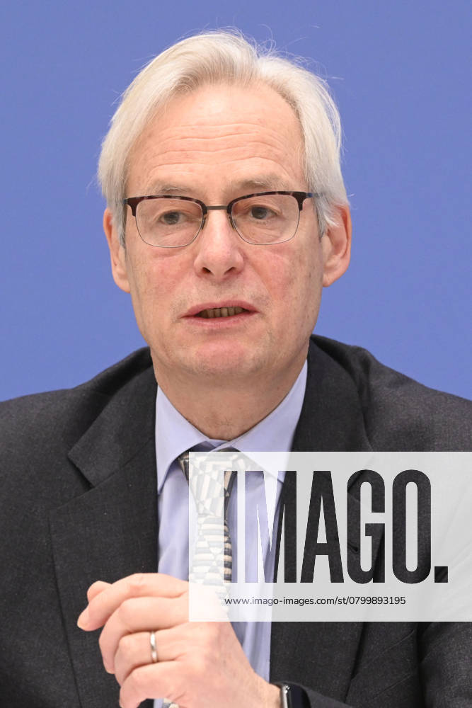 Thomas Heimer bei der Bundespressekonferenz zur Veröffentlichung des Zweijahresgutachtens zum Stand der Klimapolitik in Deutschland im Haus der Bundespressekonferenz. Berlin