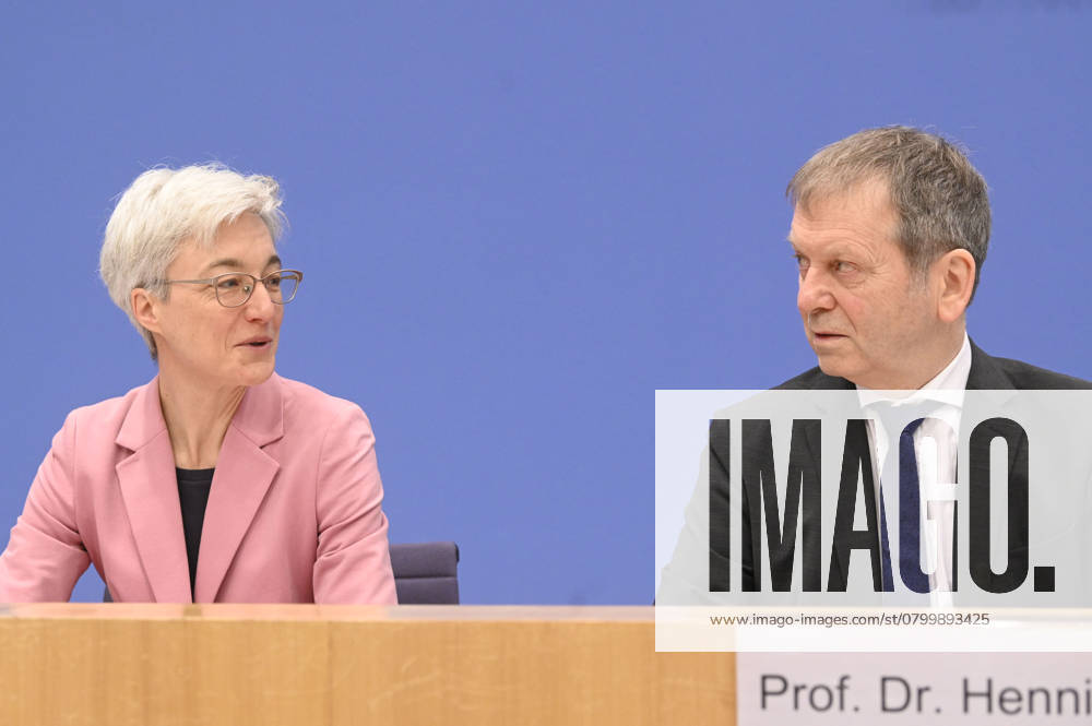 Brigitte Knopf und Hans-Martin Henning bei der Bundespressekonferenz zur Veröffentlichung des Zweijahresgutachtens zum Stand der Klimapolitik in Deutschland im Haus der Bundespressekonferenz. Berlin