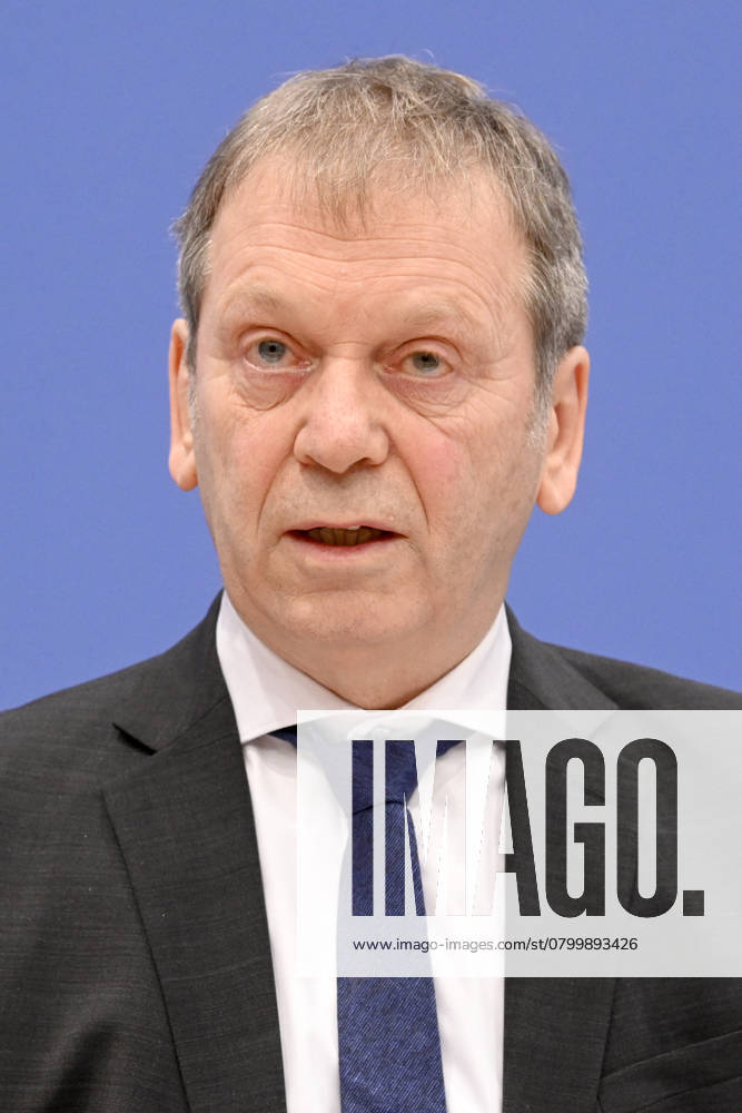 Hans-Martin Henning bei der Bundespressekonferenz zur Veröffentlichung des Zweijahresgutachtens zum Stand der Klimapolitik in Deutschland im Haus der Bundespressekonferenz. Berlin