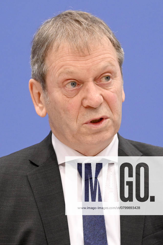 Hans-Martin Henning bei der Bundespressekonferenz zur Veröffentlichung des Zweijahresgutachtens zum Stand der Klimapolitik in Deutschland im Haus der Bundespressekonferenz. Berlin