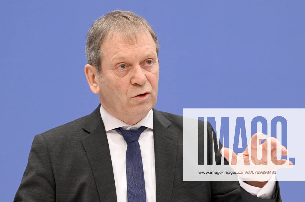 Hans-Martin Henning bei der Bundespressekonferenz zur Veröffentlichung des Zweijahresgutachtens zum Stand der Klimapolitik in Deutschland im Haus der Bundespressekonferenz. Berlin