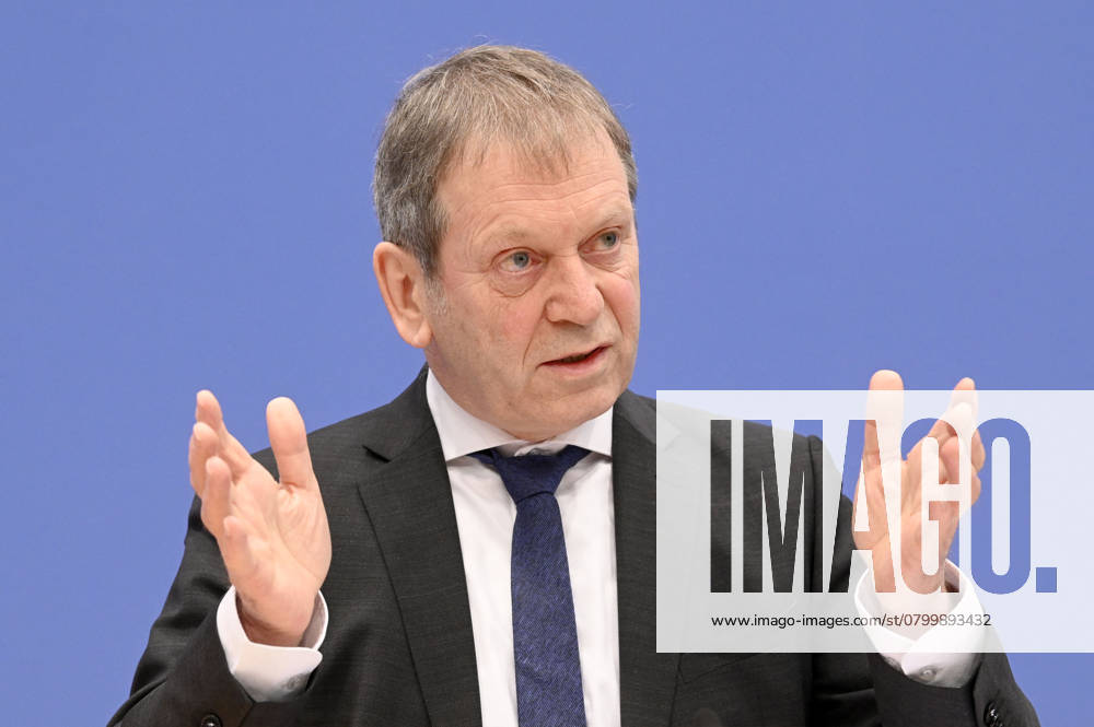 Hans-Martin Henning bei der Bundespressekonferenz zur Veröffentlichung des Zweijahresgutachtens zum Stand der Klimapolitik in Deutschland im Haus der Bundespressekonferenz. Berlin