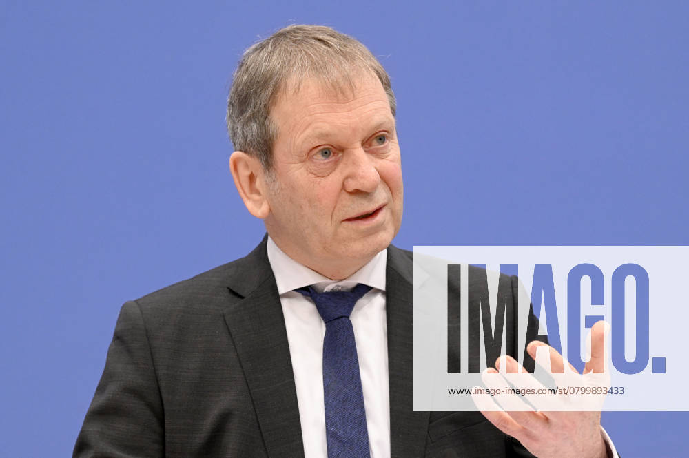 Hans-Martin Henning bei der Bundespressekonferenz zur Veröffentlichung des Zweijahresgutachtens zum Stand der Klimapolitik in Deutschland im Haus der Bundespressekonferenz. Berlin