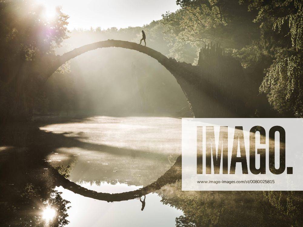 Rakotzbrücke oder auch Teufelsbrücke im Kromlauer Park, Dämmerung, Nebel, Gegenlicht, Kromlau, Sachsen, Deutschland, Europa