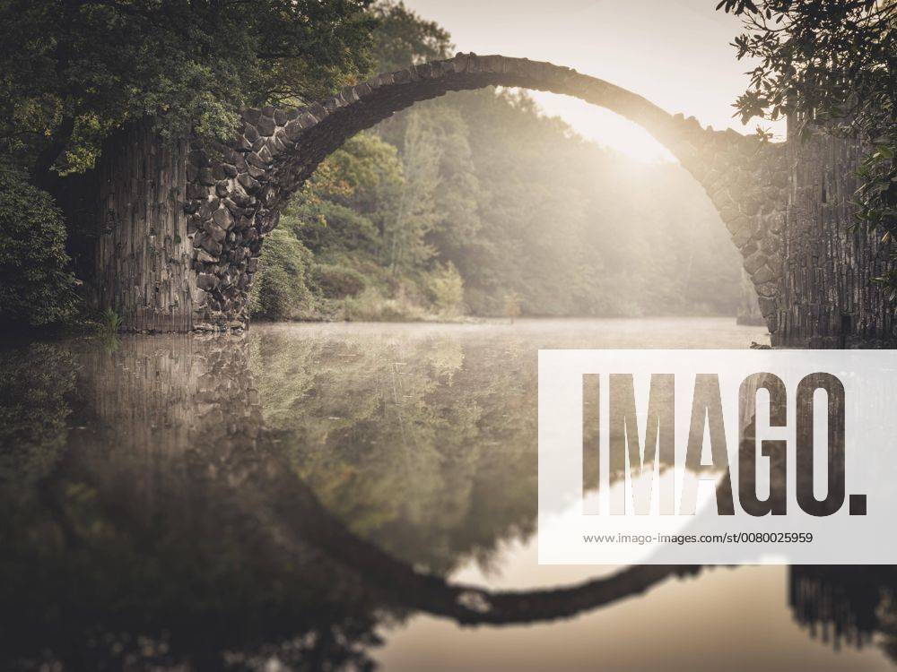 Rakotzbrücke oder auch Teufelsbrücke im Kromlauer Park, Dämmerung, Nebel, Gegenlicht, Kromlau, Sachsen, Deutschland, Europa