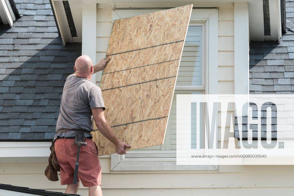 Isle Of Palms, SC, United States - A carpenter covers windows with plywood in preparation for Hurricane Irma in the beach community of Isle of Palms September 7, 2017 in Isle of Palms, South Carolina. Imra is packing winds of 185-mph making it the strongest hurricane ever recorded in the Atlantic Ocean and has already caused devastation in the Caribbean. Isle Of Palms United States - ZUMAe02_ 20170907_zaf_e02_001