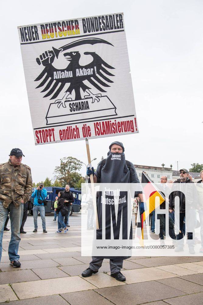 Politik Potsdam AfD-Kundgebung AfD-Kundgebung in Potsdam. Ca. 70 AfD-Anhaenger kamen am Samstag den 9. September 2017 zu einer Wahlveranstaltung der rechtsnationalistischen Alternative fuer Deutschland , AfD. Unter den Teilnehmern waren u.a. Neonazis die Patrioten Cottbus oder die sog. Schwarze Sonne , ein Zeichen der SS auf ihren Jacken trugen. Offiziell hatte die AfD die Kundgebung als Gruendung einer rechten Gewerkschaft namens Alternativer Arbeitnehmerverband Mitteldeutschland (Alarm) in Brandenburg deklariert. 500 Menschen protestierten friedlich gegen die Veranstaltung. Im Bild: Ein Kundgebungsteilnehmer hat sich mit einer selbstgebastelten Burka vermummt um gegen den Islam zu protestieren. 9.9.2017, Potsdam